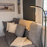 ספינת מלון Oeko Budget Hausboot Retreat Mondschein שטראלסונד