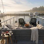 Oeko Budget Hausboot Retreat Mondschein שטראלסונד
