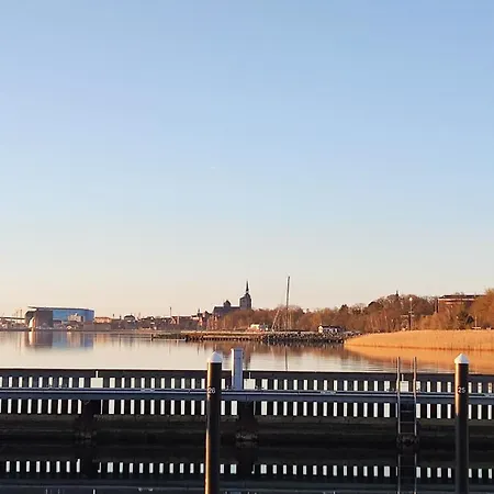 Oeko Budget Hausboot Retreat Mondschein