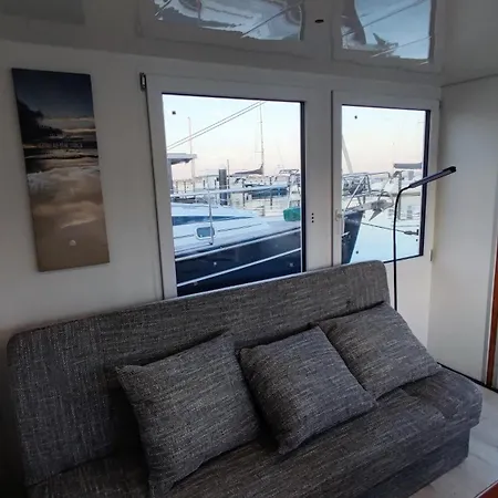 Oeko Budget Hausboot Retreat Mondschein *