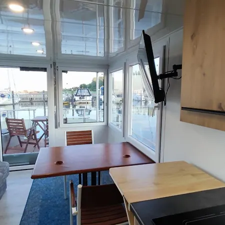 Oeko Budget Hausboot Retreat Mondschein Botel *