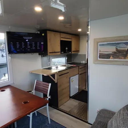 보트호텔 Oeko Budget Hausboot Retreat Mondschein 슈트랄준트