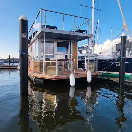 Oeko Budget Hausboot Retreat Mondschein *