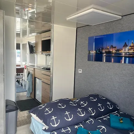 Oeko Budget Hausboot Retreat Mondschein שטראלסונד