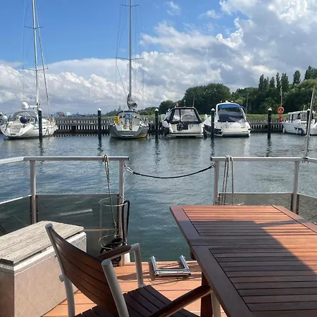 Oeko Budget Hausboot Retreat Mondschein * שטראלסונד