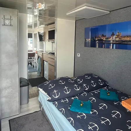 Botel Oeko Budget Hausboot Retreat Mondschein *