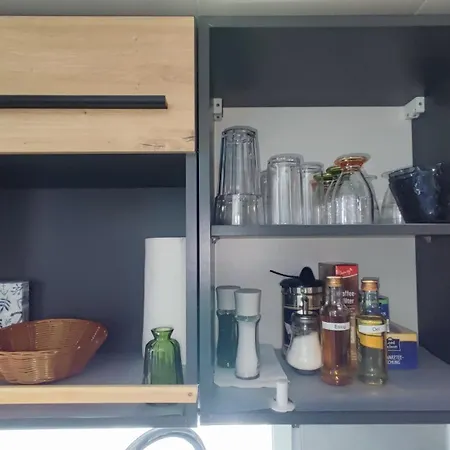 Oeko Budget Hausboot Retreat Mondschein ספינת מלון שטראלסונד