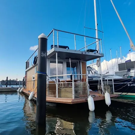 Oeko Budget Hausboot Retreat Mondschein Botel Stralsund