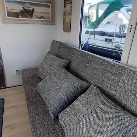 ספינת מלון Oeko Budget Hausboot Retreat Mondschein שטראלסונד