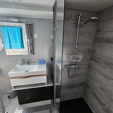 Oeko Budget Hausboot Retreat Mondschein