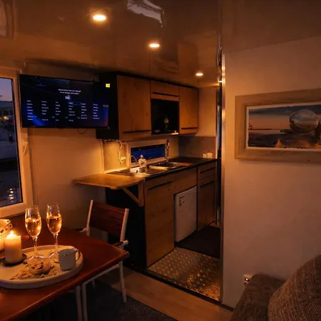 Ботель Oeko Budget Hausboot Retreat Mondschein Штральзунд