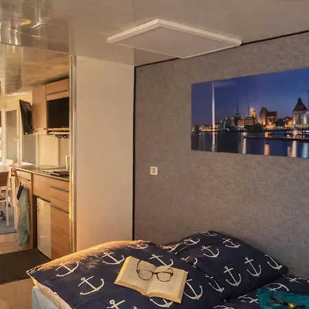 Oeko Budget Hausboot Retreat Mondschein Ботель Штральзунд