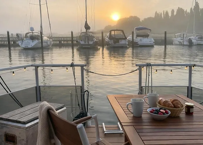 Oeko Budget Hausboot Retreat Mondschein