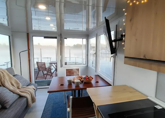 Oeko Budget Hausboot Retreat Mondschein Штральзунд